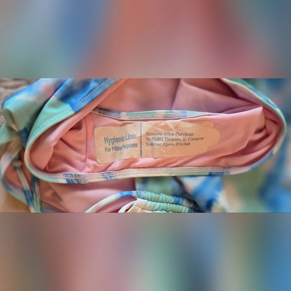 One-piece swimsuit with padding and a printed design for women! 👙☀️ - Picture 5 of 7